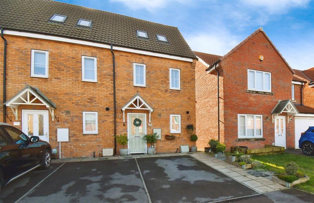 Grosvenor Road, Kingswood, Hull 3 bed townhouse for sale £169,950