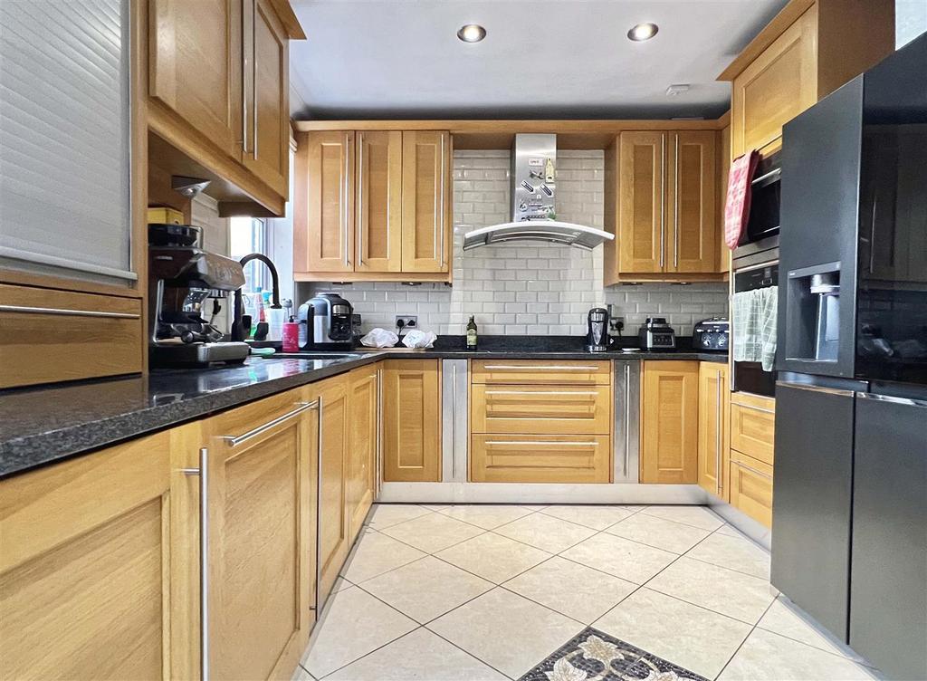 Kitchen b.jpg