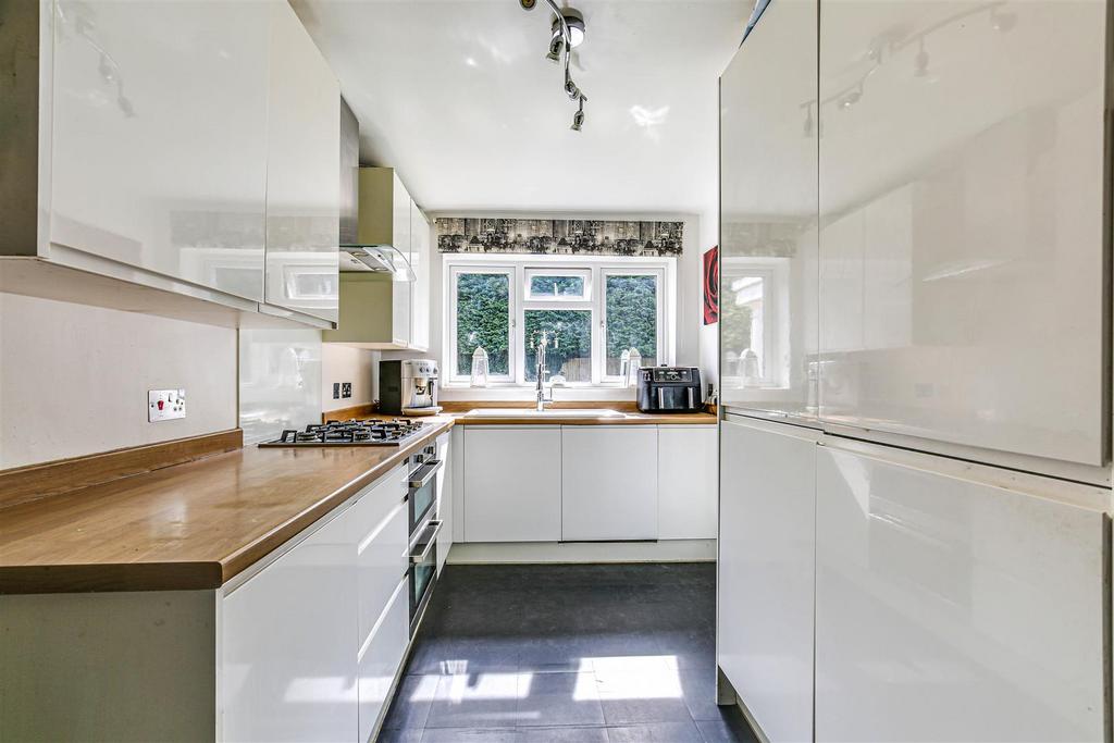 6 Kitchen.jpg