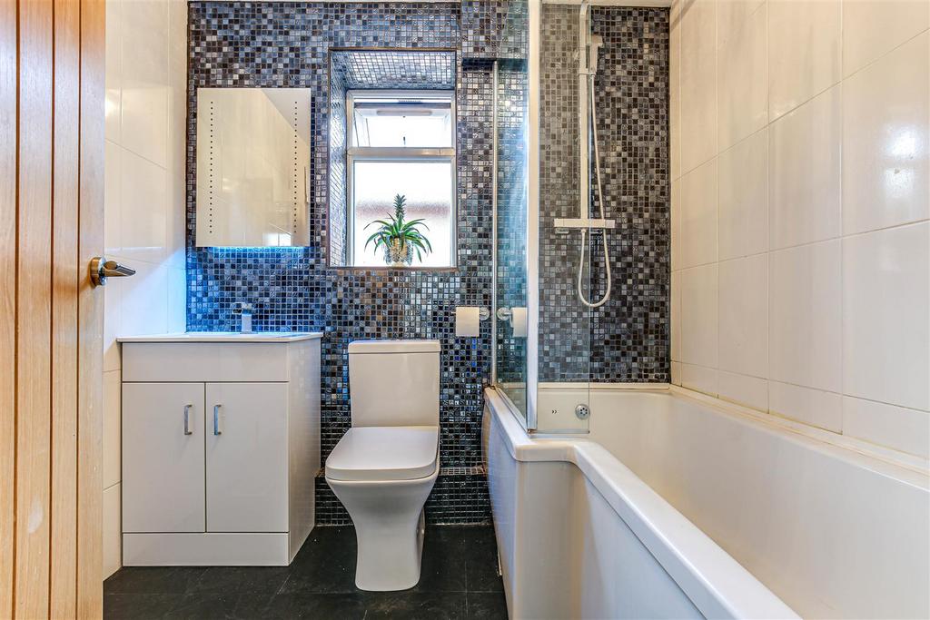19 Bathroom.jpg