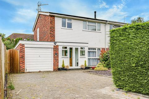 27 Shipfield Close, Tatsfield, Westerham, TN16 2AU