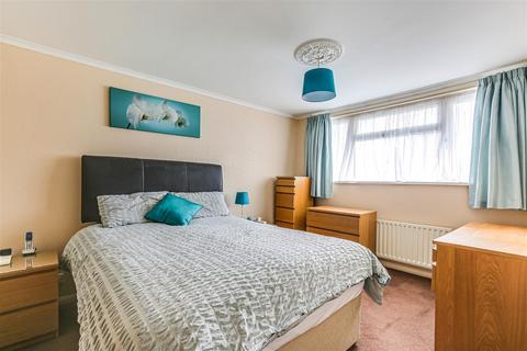 27 Shipfield Close, Tatsfield, Westerham, TN16 2AU