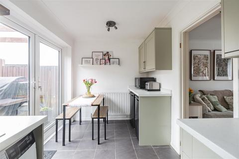 142 Ayelands, New Ash Green, Longfield, DA3 8JU
