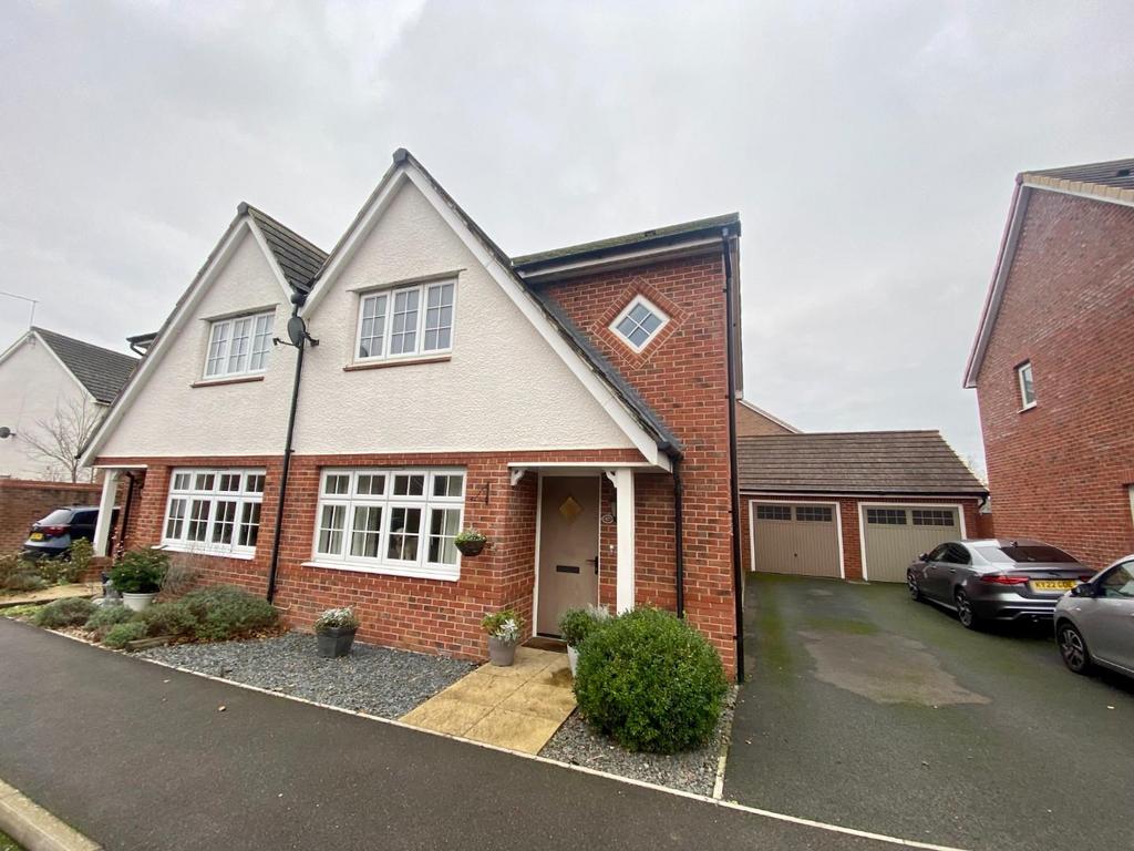 Gardeners View, Hardingstone, Northampton NN4 3 bed semidetached house