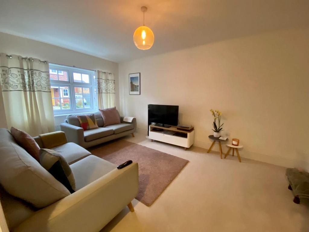 Gardeners View, Hardingstone, Northampton NN4 3 bed semidetached house
