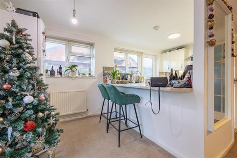 27 Central Avenue, Rochford, SS4 3BQ