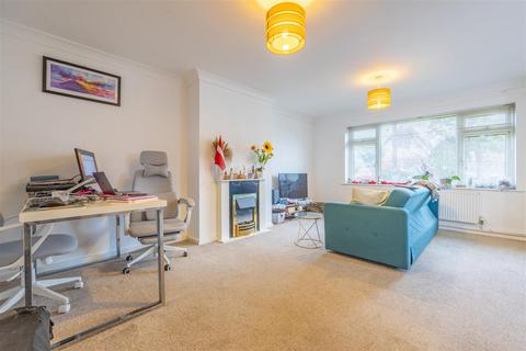 27 Central Avenue, Rochford, SS4 3BQ