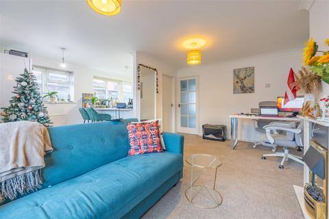 27 Central Avenue, Rochford, SS4 3BQ