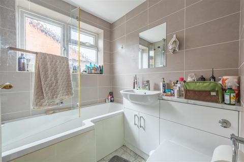 27 Central Avenue, Rochford, SS4 3BQ
