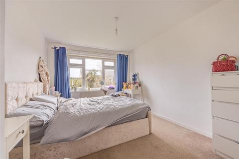 27 Central Avenue, Rochford, SS4 3BQ