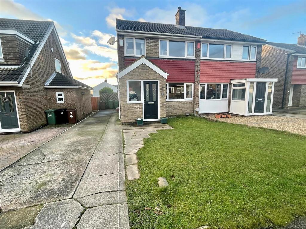 Carisbrooke Lane, Garforth, Leeds 3 bed semidetached house £250,000