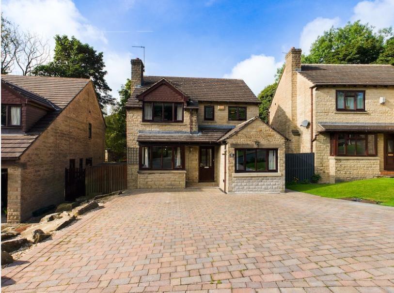 Adwalton Grove, Queensbury, Bradford 4 bed detached house £1,350 pcm