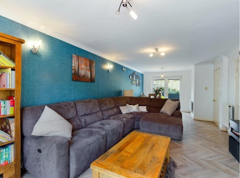 Adwalton Grove, Queensbury, Bradford 4 bed detached house £1,350 pcm