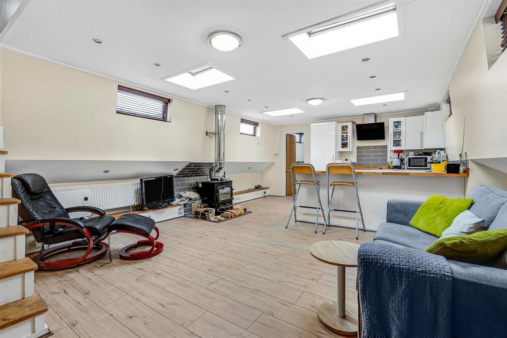 Clove Hitch Quay, Battersea, SW11 2 bed houseboat to rent £2,500 pcm