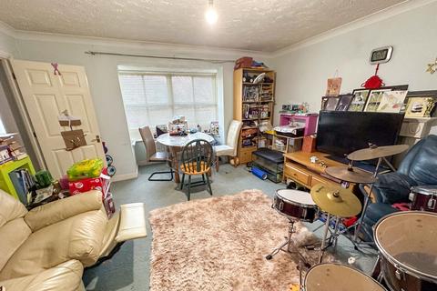 27 Waylands, Wraysbury, Staines, TW19 5DZ