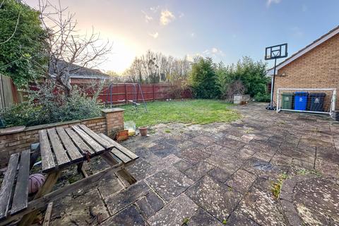 27 Waylands, Wraysbury, Staines, TW19 5DZ