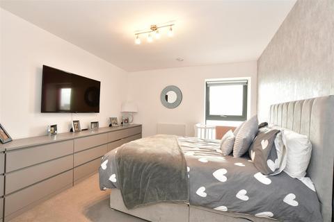 2 bedroom flat for sale, Holmeoak Avenue, Rainham, Essex