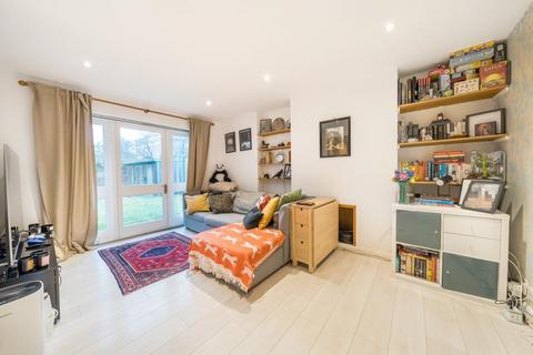 2 bedroom flat for sale - Chivalry Road, Battersea
