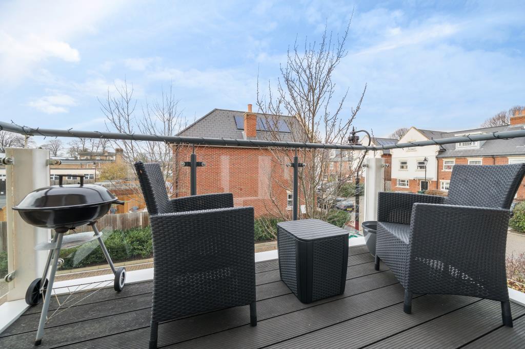 Lower Sunbury, SunburyonThames, TW16 2 bed flat for sale £435,000