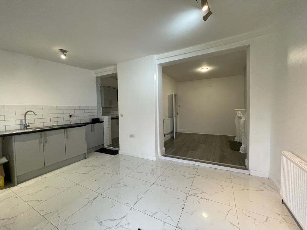 Baron Gardens, Ilford IG6 4 bed terraced house £2,800 pcm (£646 pw)