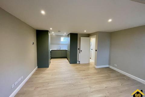 2 bedroom flat to rent, Killicks, Cranleigh, Surrey, GU6