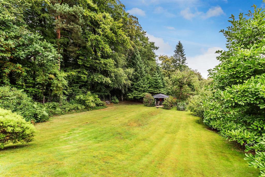 Blackheath, Guildford, Surrey, GU4 5 bed detached house for sale £