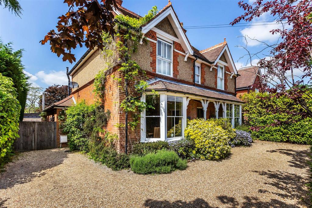 Bridge Road, Cranleigh, Surrey, GU6 4 bed detached house for sale £1,595,000