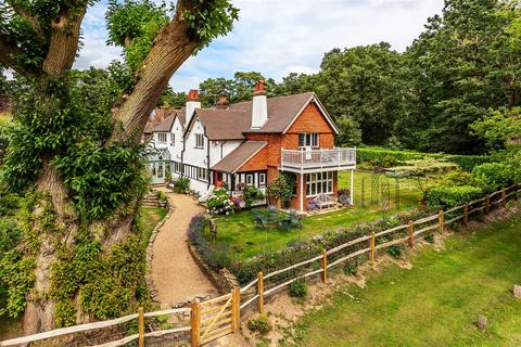 5 bedroom detached house to rent - on the Cricket Green, Blackheath, Guildford, Surrey, GU4