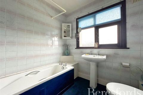 20 Lee Gardens Avenue, Hornchurch, RM11 3BA