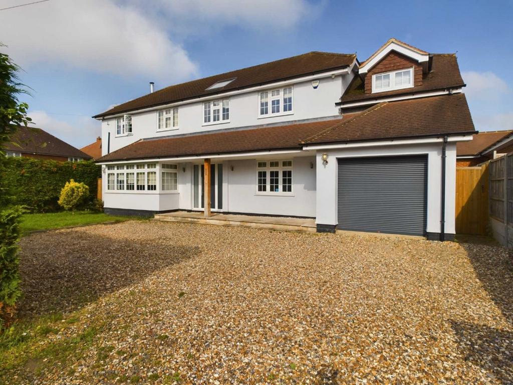 Wendover Way, Aylesbury HP21 6 bed detached house for sale £925,000
