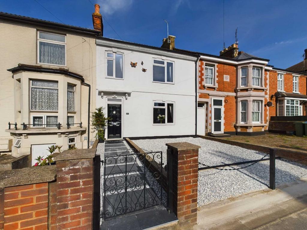 Bicester Road, Aylesbury HP19 3 bed terraced house for sale £450,000