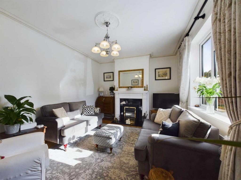 Bicester Road, Aylesbury HP19 3 bed terraced house for sale £450,000