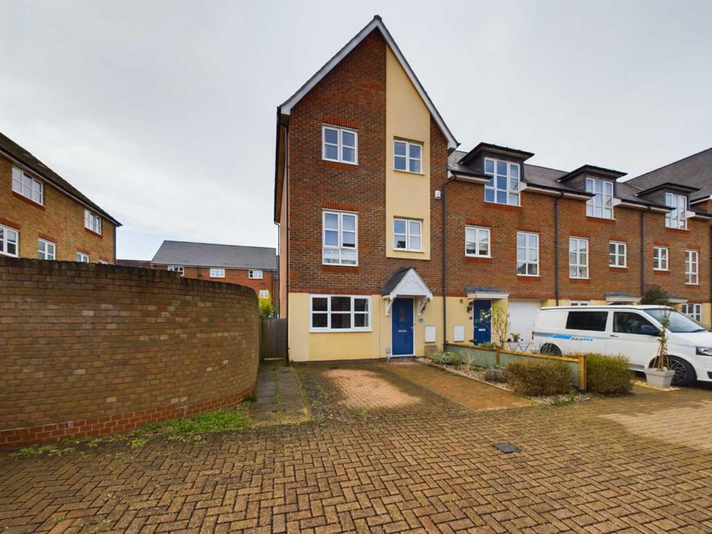 Scaldwell Place, Aylesbury HP21 4 bed end of terrace house for sale £