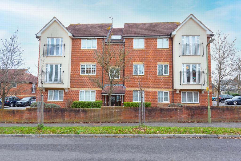 Woodside Court, Farnborough, GU14 2 bed apartment £1,200 pcm (£277 pw)