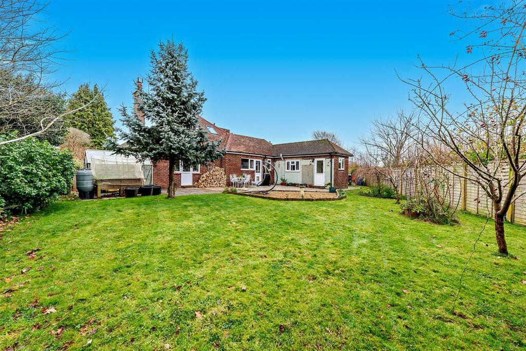 Woodgate, Chichester PO20 4 bed detached house for sale £595,000