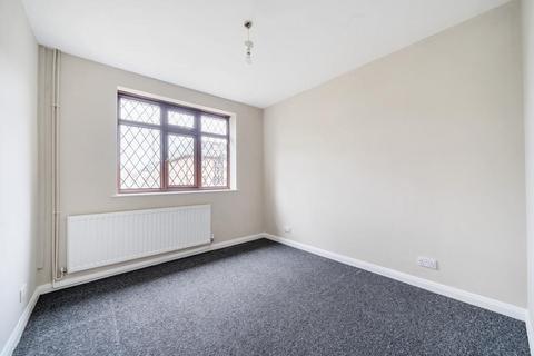 134 Vicarage Road, Sunbury-on-thames, TW16 7TZ