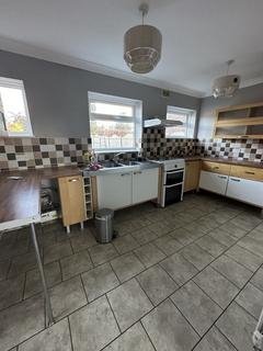 2 bedroom semi-detached house to rent, The Crescent, Garforth LS25