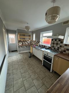 2 bedroom semi-detached house to rent, The Crescent, Garforth LS25