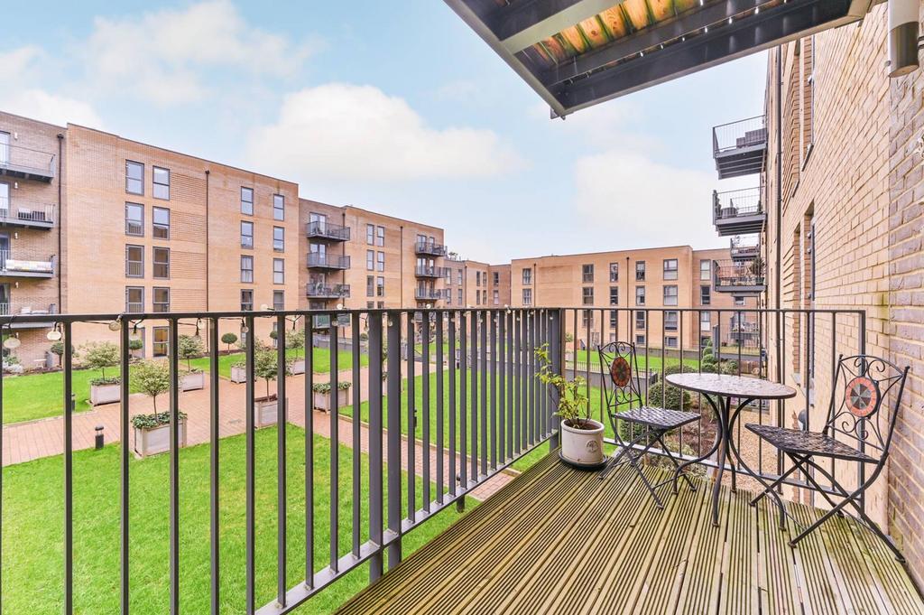 Apple Yard, Anerley, London, SE20 2 bed flat for sale £425,000