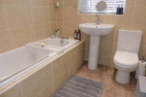 24 Fresca Road, Oldham, OL1 4NN