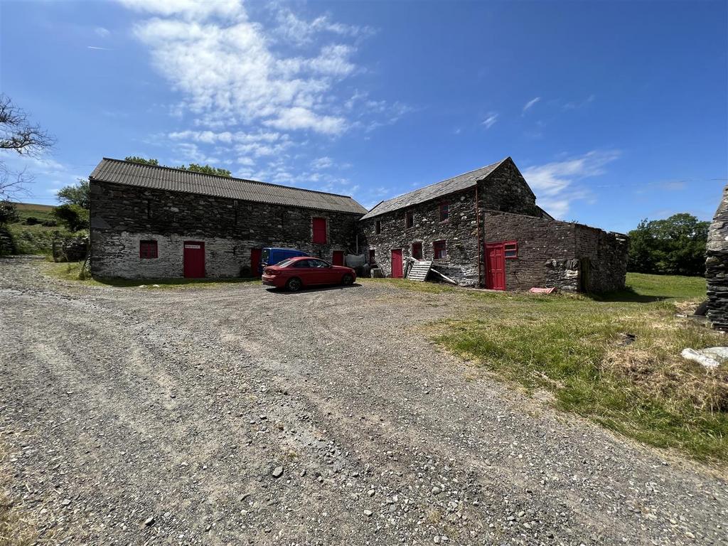 Yard and out buildings.JPG