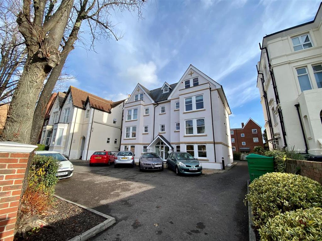 Strawberry Gardens, Victoria Road North, Southsea 2 bed apartment for