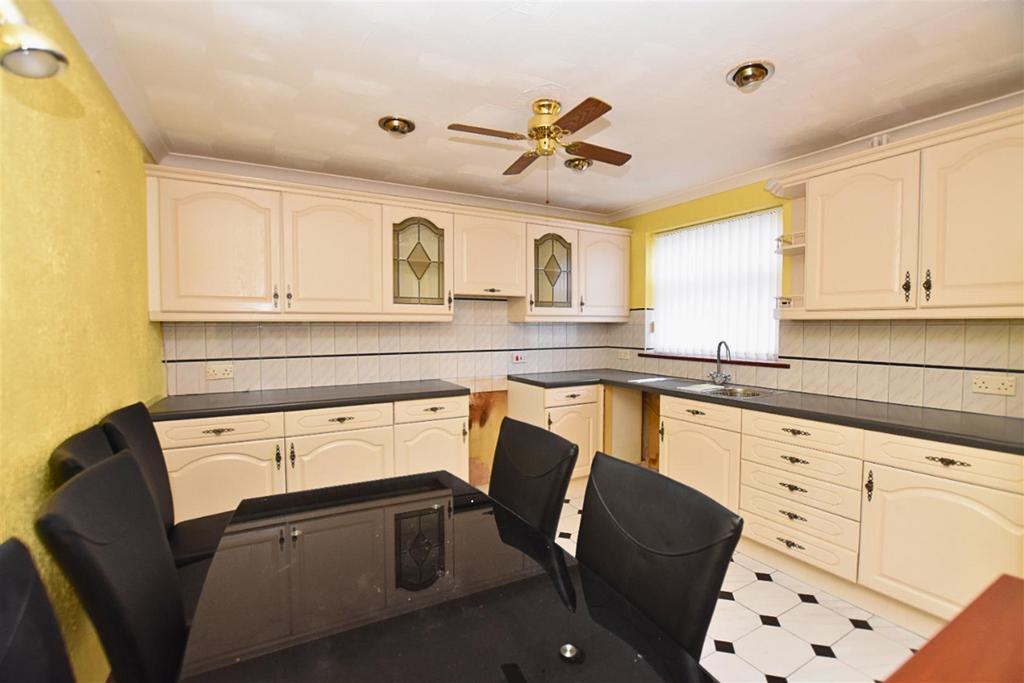 Noakes Avenue, Chelmsford 3 bed terraced house for sale - £325,000