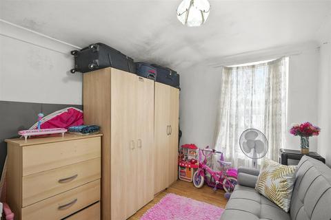 2 bedroom apartment for sale, Fanshawe Avenue, Barking IG11