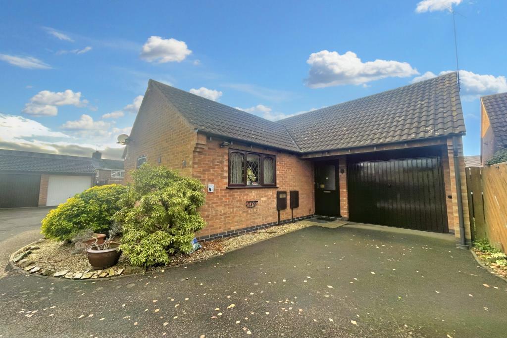 St. James Gardens, Bulkington, Bedworth 2 bed detached bungalow for