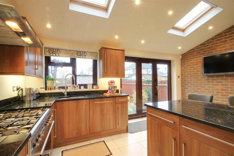 3 bedroom semi-detached house for sale, Moss Road, Watford