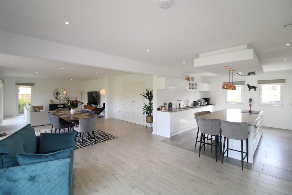 The Avenue, Medburn, Newcastle Upon Tyne, Northumberland 3 bed detached house for sale £750,000