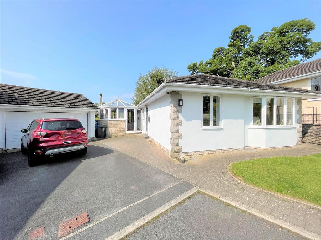 Cedar Grove, Kendal LA9 3 bed detached bungalow £355,000