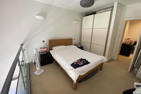 1 bedroom flat for sale, Kingsway Square, 96 Battersea Park Road SW11