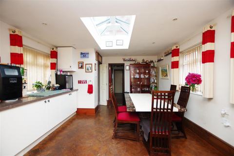 4 bedroom end of terrace house for sale, Cheney Manor Road, Swindon SN2